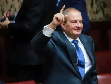 Δείτε το απίθανο στιγμιότυπο με το χειροφίλημα στον Κώστα Καραμανλή (βίντεο)